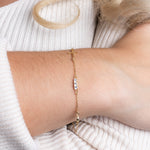 Kreuz Armband in Gold mit Zirkonia – feines Damenarmband als Geschenkidee, modern & elegant.