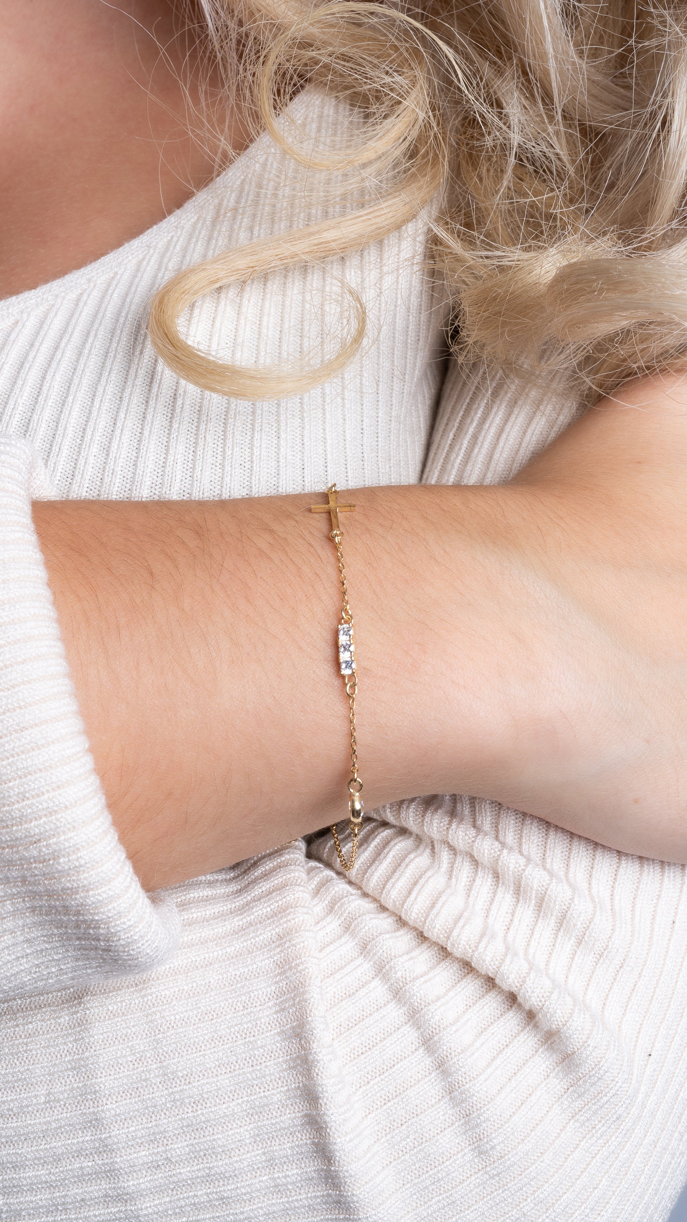Kreuz Armband in Gold mit Zirkonia – feines Damenarmband als Geschenkidee, modern & elegant.