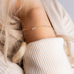 Filigrane goldene Armkette mit Zirkonia-Element – dezenter Glanz am Handgelenk (Lifestyle).