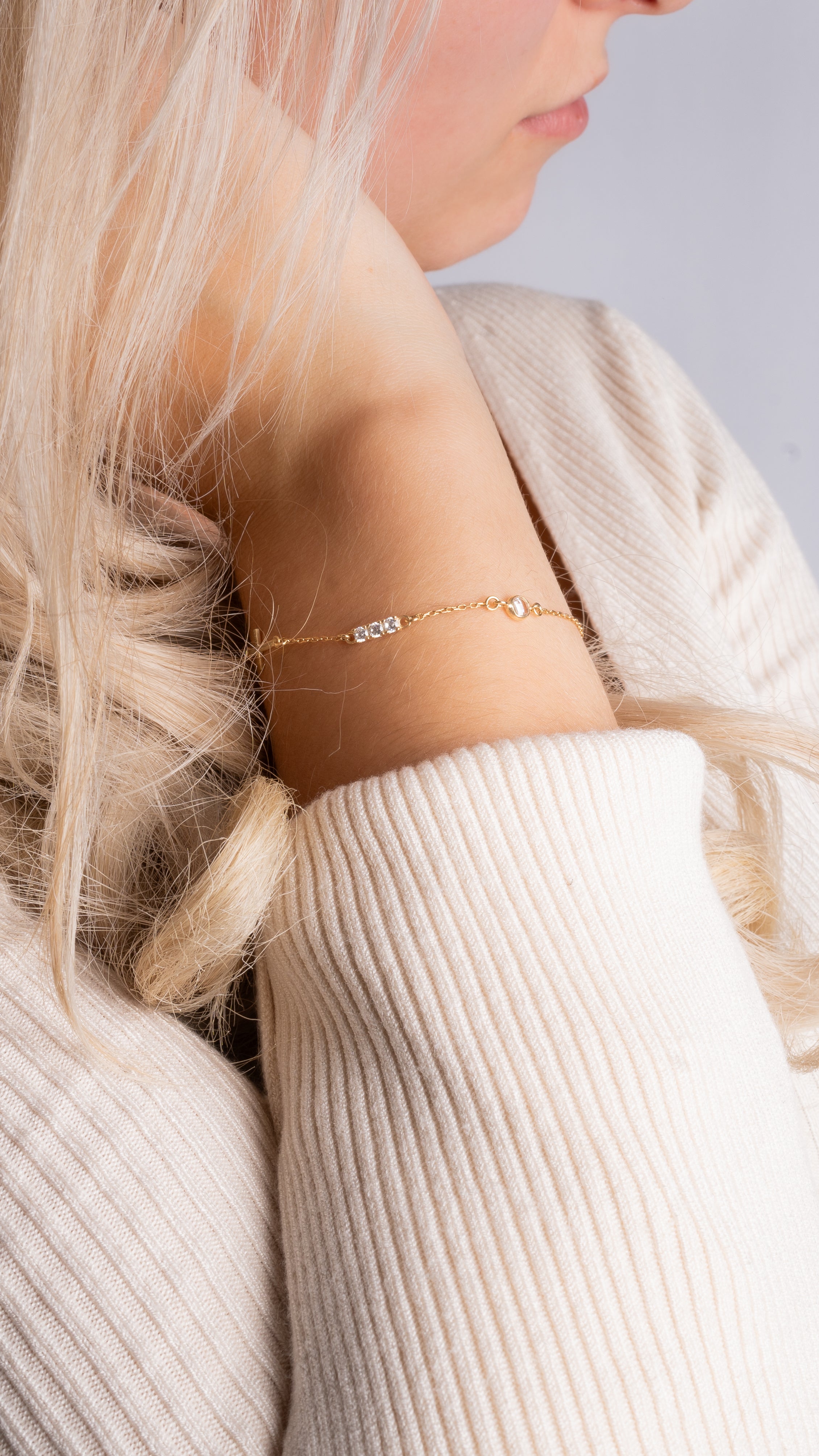 Filigrane goldene Armkette mit Zirkonia-Element – dezenter Glanz am Handgelenk (Lifestyle).