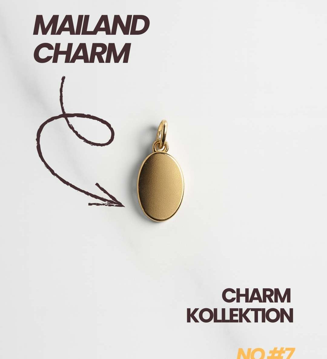 Detailaufnahme des goldenen Mailand Oval Anhängers mit glatter Oberfläche auf weißem Hintergrund