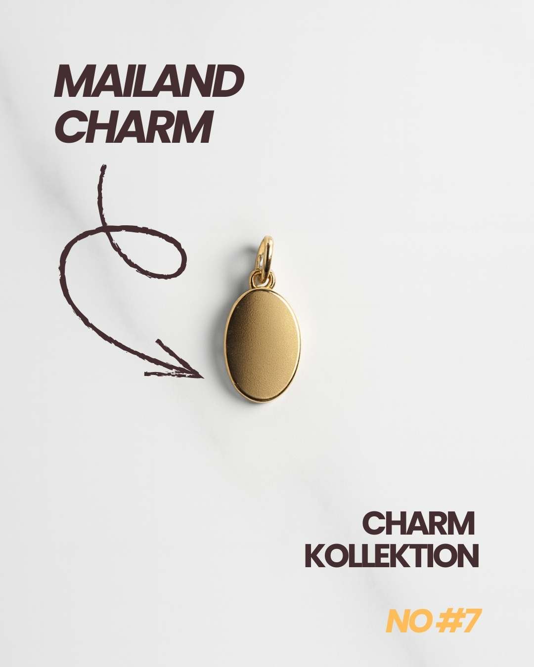 Detailaufnahme des goldenen Mailand Oval Anhängers mit glatter Oberfläche auf weißem Hintergrund