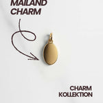 Detailaufnahme des goldenen Mailand Oval Anhängers mit glatter Oberfläche auf weißem Hintergrund