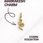 Marrakesh CHARM Goldanhänger in Schlangenform, Detailaufnahme auf weißem Hintergrund für Damen.