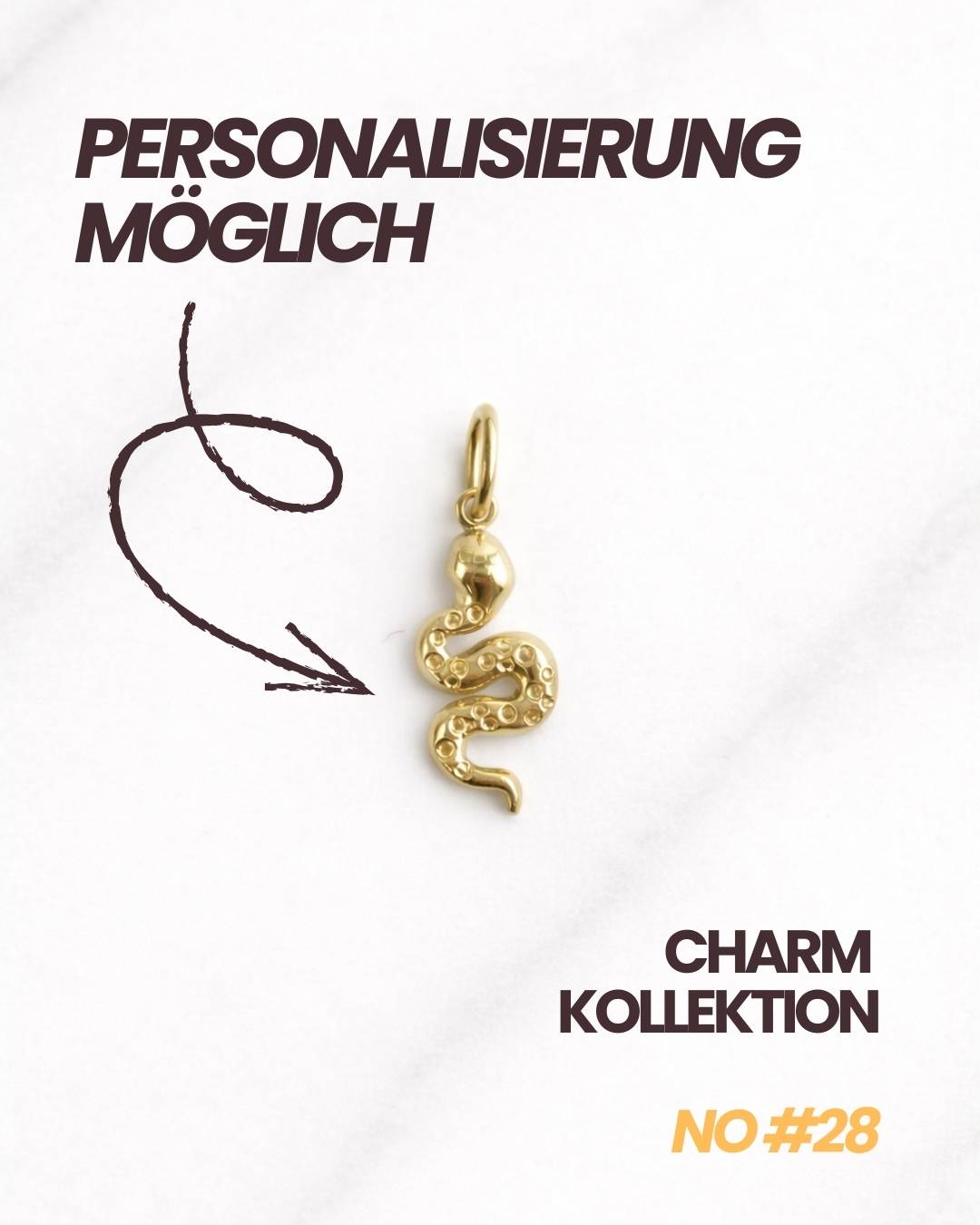Eleganter Marrakesh CHARM Schlangenanhänger aus 18K vergoldetem Edelstahl, flach auf Marmor platziert.
