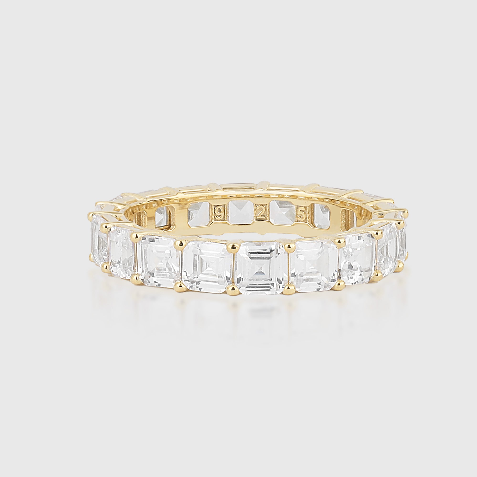 Memorie Princess Ring in Gold mit funkelnden quadratischen Zirkonia als eleganter Damenring.