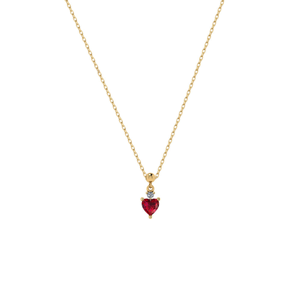 Goldene Kette mit kleinem rotem Herzanhänger aus Zirkonia auf weißem Hintergrund, minimalistischer Damenschmuck.