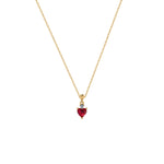 Goldene Kette mit kleinem rotem Herzanhänger aus Zirkonia auf weißem Hintergrund, minimalistischer Damenschmuck.