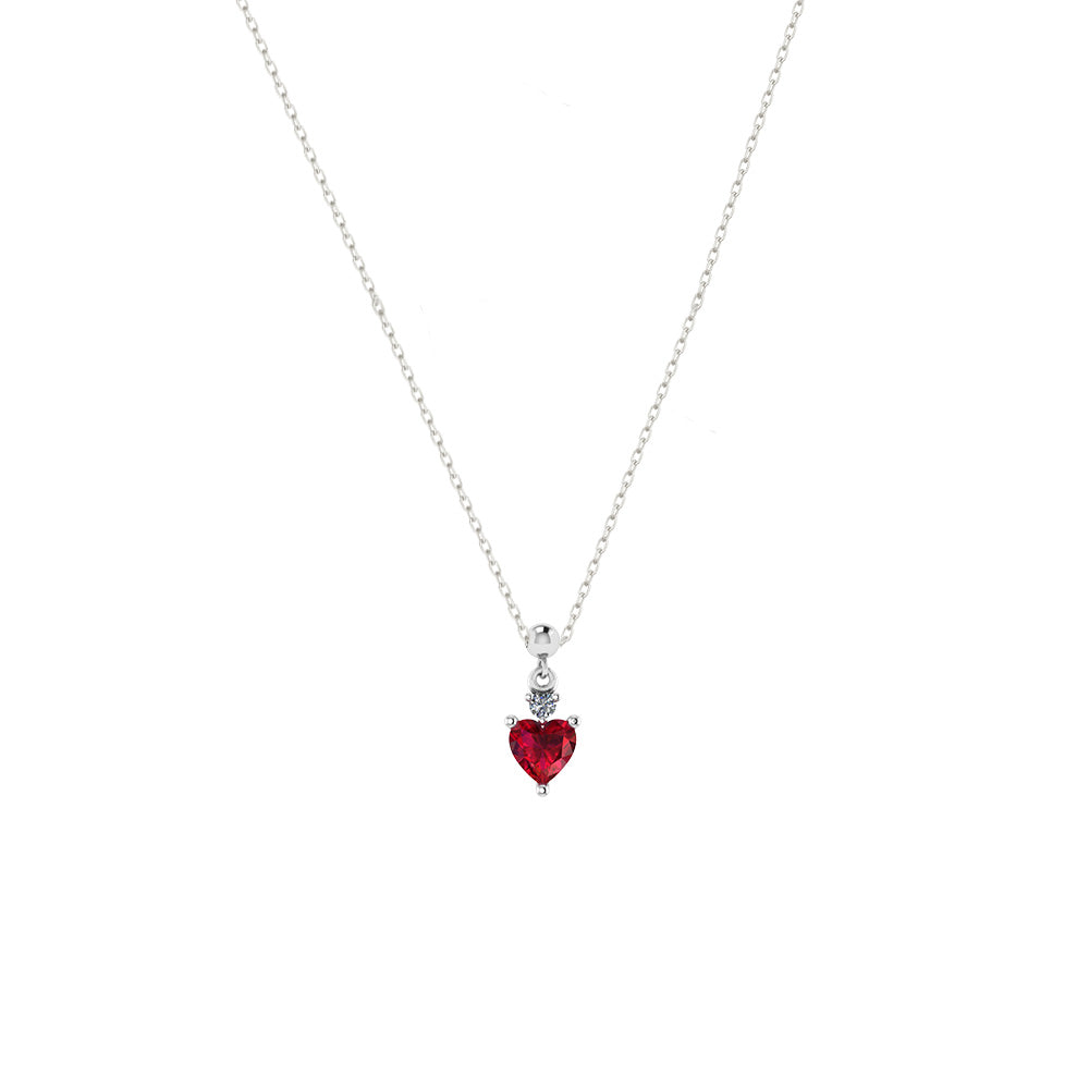 Minimalistische Silberkette mit rotem Zirkonia-Herzanhänger, eleganter Halsschmuck von Dkeniz.