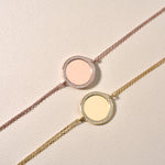 Gravur Armkette in Gold und Rosé im Vergleich – runde Spiegelplatte mit Zirkonia-Kranz.