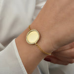 Goldene Mirror Gravur Armkette am Arm – runder Anhänger, Zirkonia, Geschenkidee für Frauen.