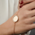 Feine rosévergoldete Mirror Gravur Armkette mit oval wirkendem Plättchen und doppelt gelegter Kette.