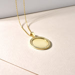 Mirror Gravur Kette Gold liegend, Coin Anhänger mit Zirkonia-Rahmen – glänzende Gravurfläche.