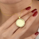 Nahaufnahme: runder Mirror Coin Anhänger in Gold mit Zirkonia, polierte Fläche für Gravur.