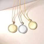 Drei Mirror Gravur Ketten in Rosé, Silber und Gold nebeneinander auf hellem Untergrund.