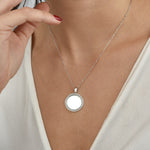 Mirror Gravur Kette in Silber am Hals eines Models mit weißer Bluse.