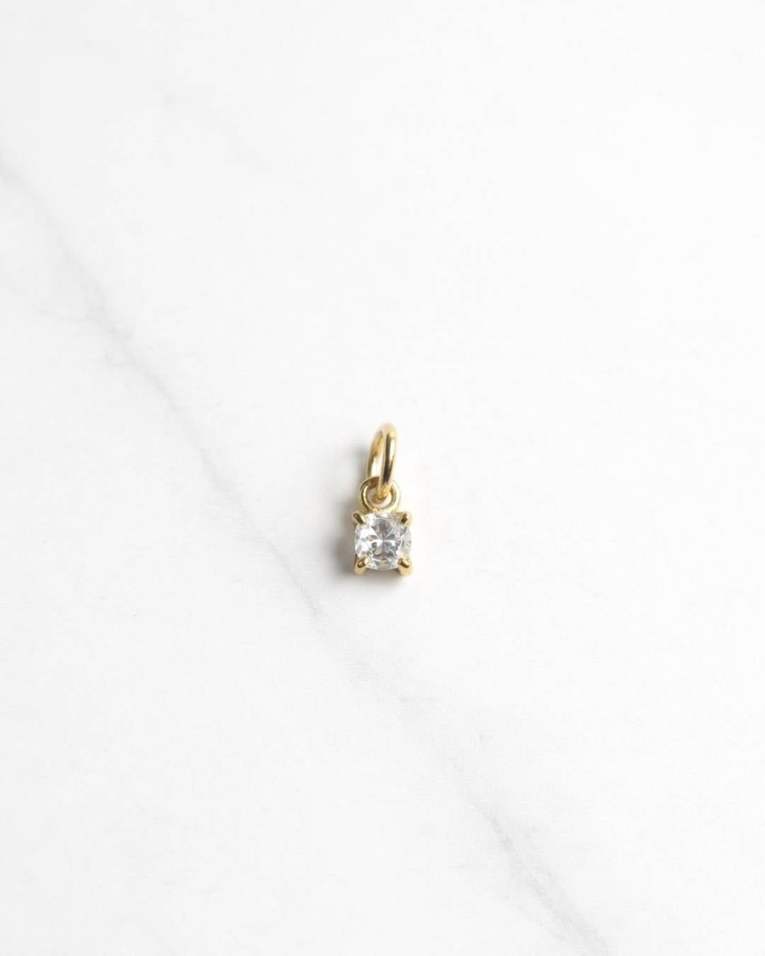 Monaco Charm in Gold-Optik mit klarem funkelndem Stein, Mini-Solitär für Armband oder Kette.