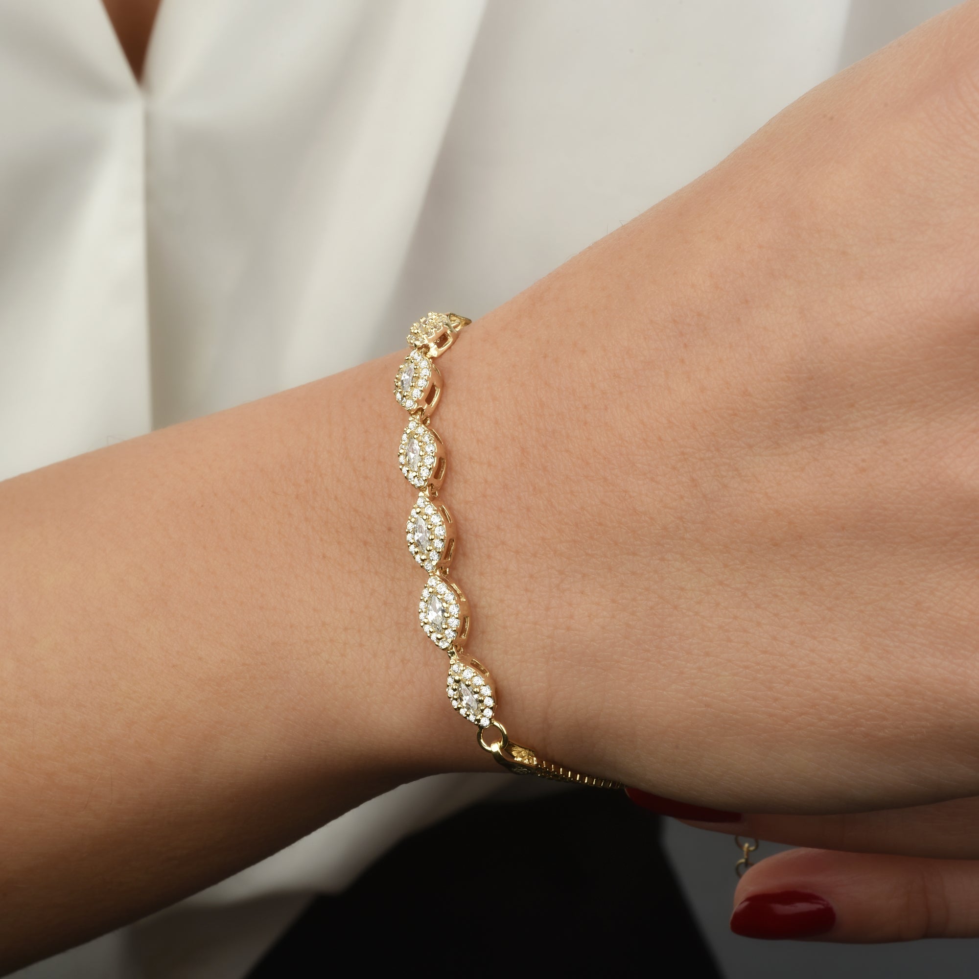 Detailaufnahme Navet Zirkonia Armband Gold – 6 funkelnde Navette-Steine, zarter Halo-Look.