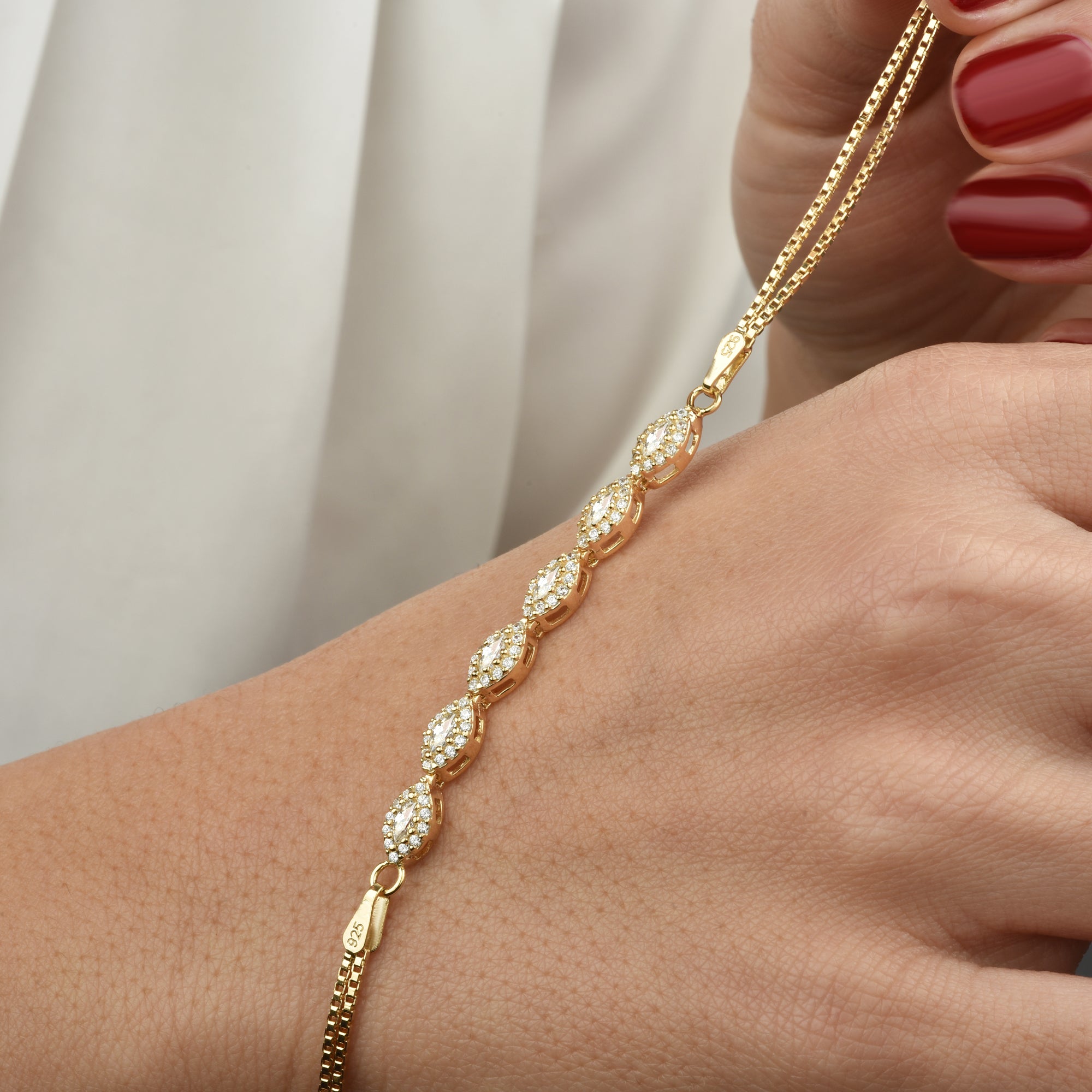 Karabiner und 925 Stempel am Navet Zirkonia Armband Gold – hochwertig vergoldetes Sterling Silber.