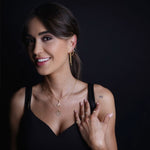 Model trägt Notenschlüssel Kette Gold mit Zirkonia – stilvolles Schmuck-Set.