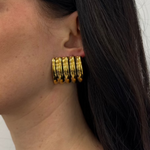 Linear Luxe Ohrstecker in Gold am Ohr getragen, 18K vergoldeter 316L Edelstahl, eleganter Statement-Stil.