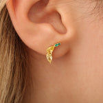 Banane-Ohrstecker am Ohr getragen, zartes Fruchtmotiv in Goldoptik.