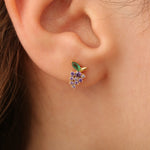 Weintraube-Ohrstecker am Ohr, violette Trauben mit grünem Blatt, Mini-Stecker.