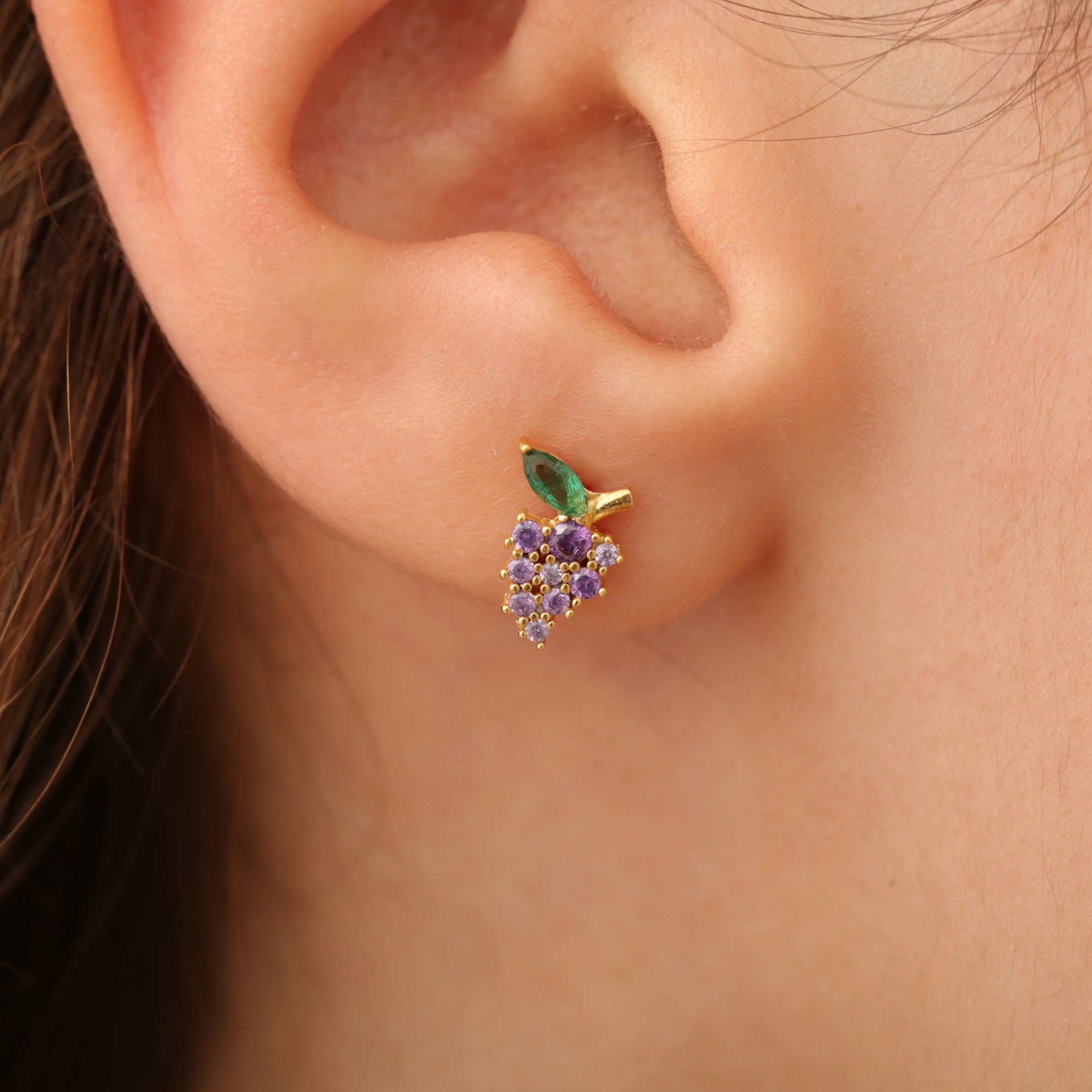 Weintraube-Ohrstecker am Ohr, violette Trauben mit grünem Blatt, Mini-Stecker.