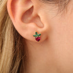 Erdbeere-Ohrstecker am Ohr, Herzstein rot mit grünem Blatt, 14K vergoldete Fassung.