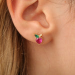 Apfel-Ohrstecker am Ohr, Herzstein rot mit grünem Blatt, 14K vergoldete Fassung.