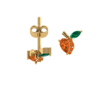 Pfirsich-Ohrstecker am Ohr, orangene Steie und grünes Blatt, filigranes Design.