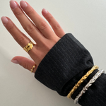 Gestylte Hand mit Armreifen: „Open Pearl Ring in Gold kombiniert mit Armreifen – elegantes Schmuckstyling von Dkeniz“