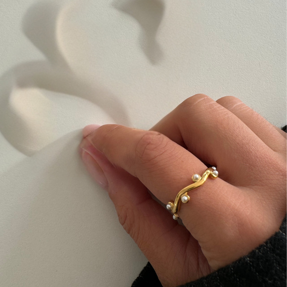 Hand mit Ring seitlich: „Verstellbarer Perlenring in Gold an der Hand, minimalistisch und alltagstauglich – Dkeniz“