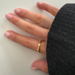Nahaufnahme am Finger: „Goldener Open Pearl Perlenring am Finger, zarte Perlen, elegantes Design – Dkeniz“