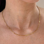 Paperclip Chain XS aus 18K vergoldetem Edelstahl als feine Goldkette am Hals getragen.