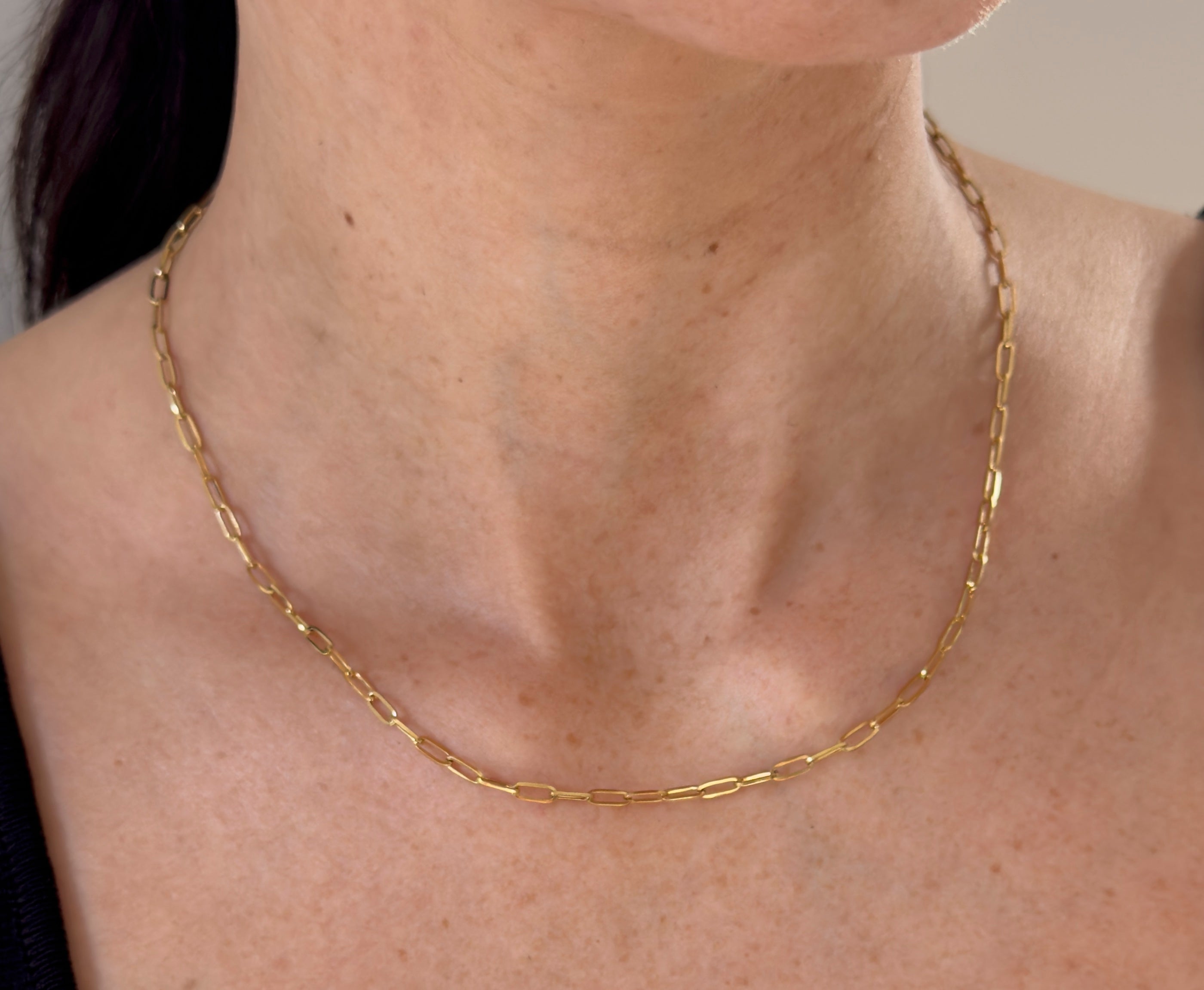 Paperclip Chain XS aus 18K vergoldetem Edelstahl als feine Goldkette am Hals getragen.
