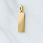 18K vergoldeter Paris Charm rechteckiger Anhänger auf Marmor