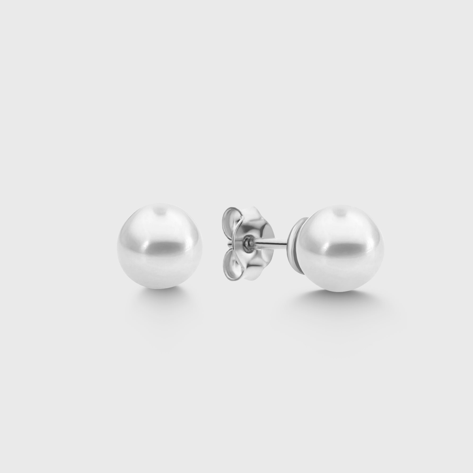 Pearl Balls L Stud Perlen Ohrstecker in Silber auf weißem Hintergrund, runde Perle mit Stecker.