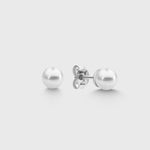 Pearl Balls M Stud Perlen Ohrstecker in Silber aus 925 Sterling Silber vor hellem Hintergrund.