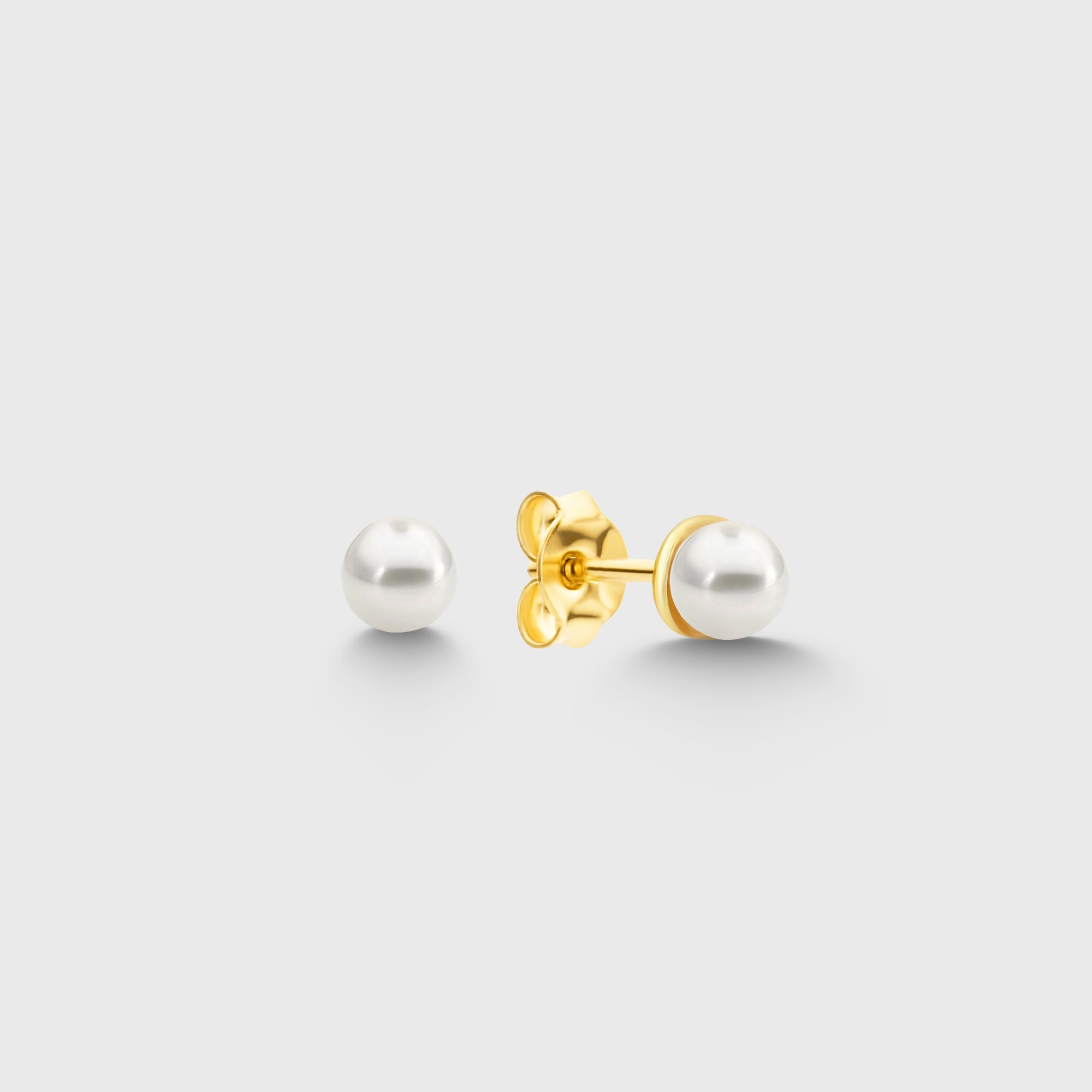 Goldene Pearl Balls S Stud Perlen Ohrstecker mit weißer Perle auf neutralem Hintergrund.