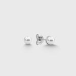 Silberne Pearl Balls S Stud Perlen Ohrstecker aus 925 Sterling Silber auf hellem Hintergrund.