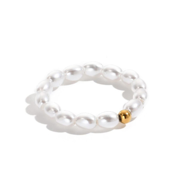 Perl Ring mit weißen Perlen und goldener Kugel auf weißem Hintergrund.