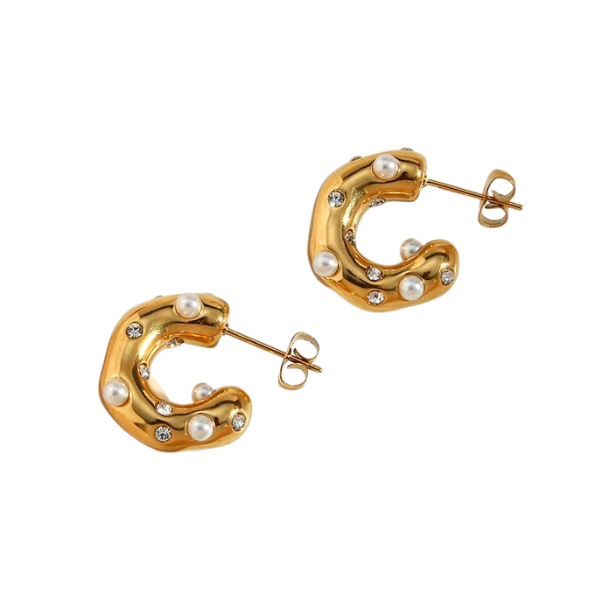 Perl Zirkonia Creolen in Gold aus Edelstahl, freigestellt auf weißem Hintergrund.