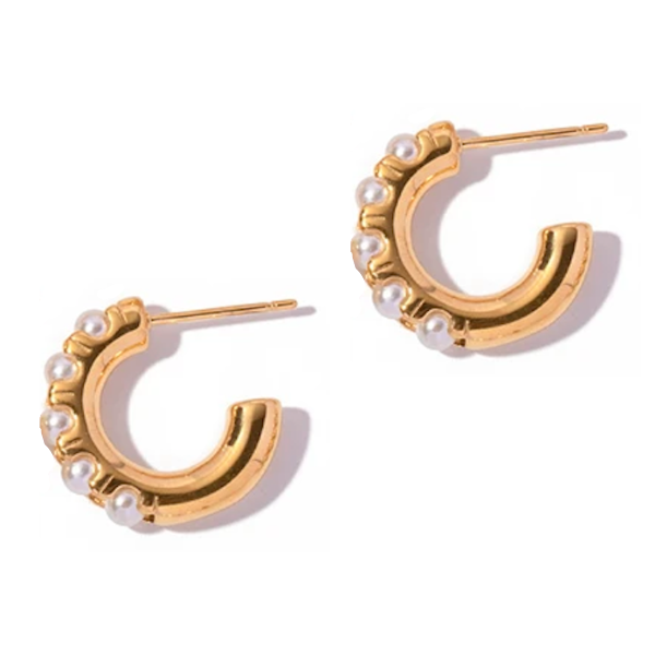 Goldene Perlen Creolen aus Edelstahl auf weißem Hintergrund, eleganter Damen Ohrring.