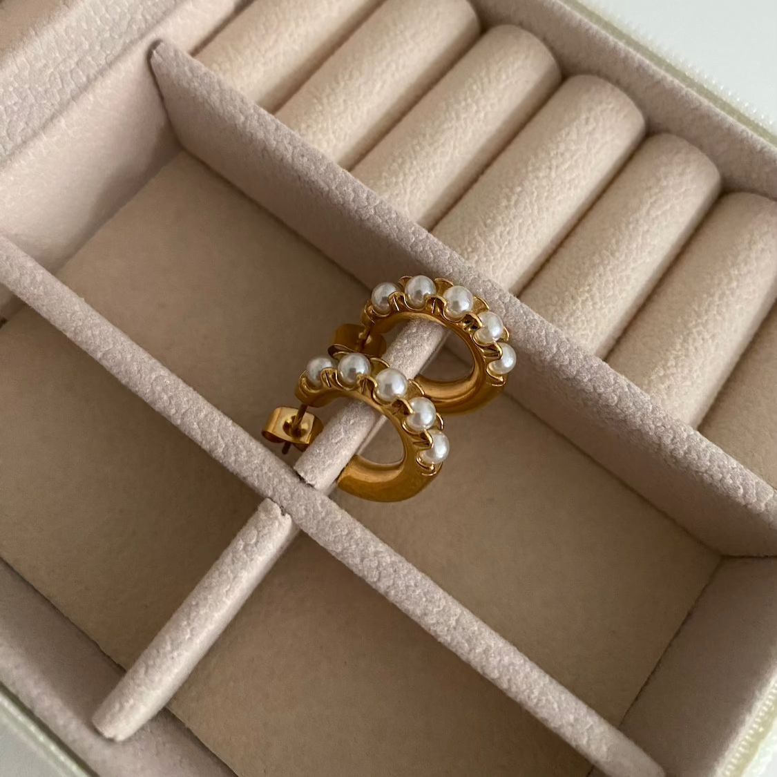 Goldene Perlen Creolen in beigefarbener Schmuckbox, edler Edelstahl Ohrschmuck in Gold von Dkeniz.