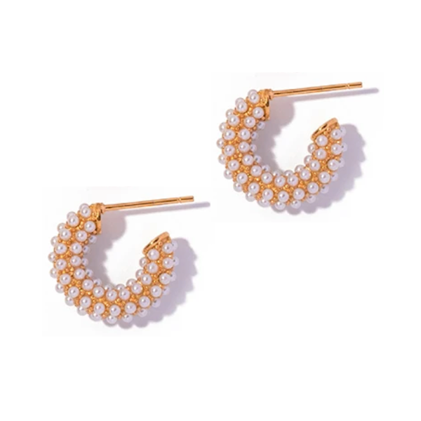 Perly Creolen aus Gold mit dreireihigen Perlen, elegante Damen-Ohrringe auf weißem Hintergrund.