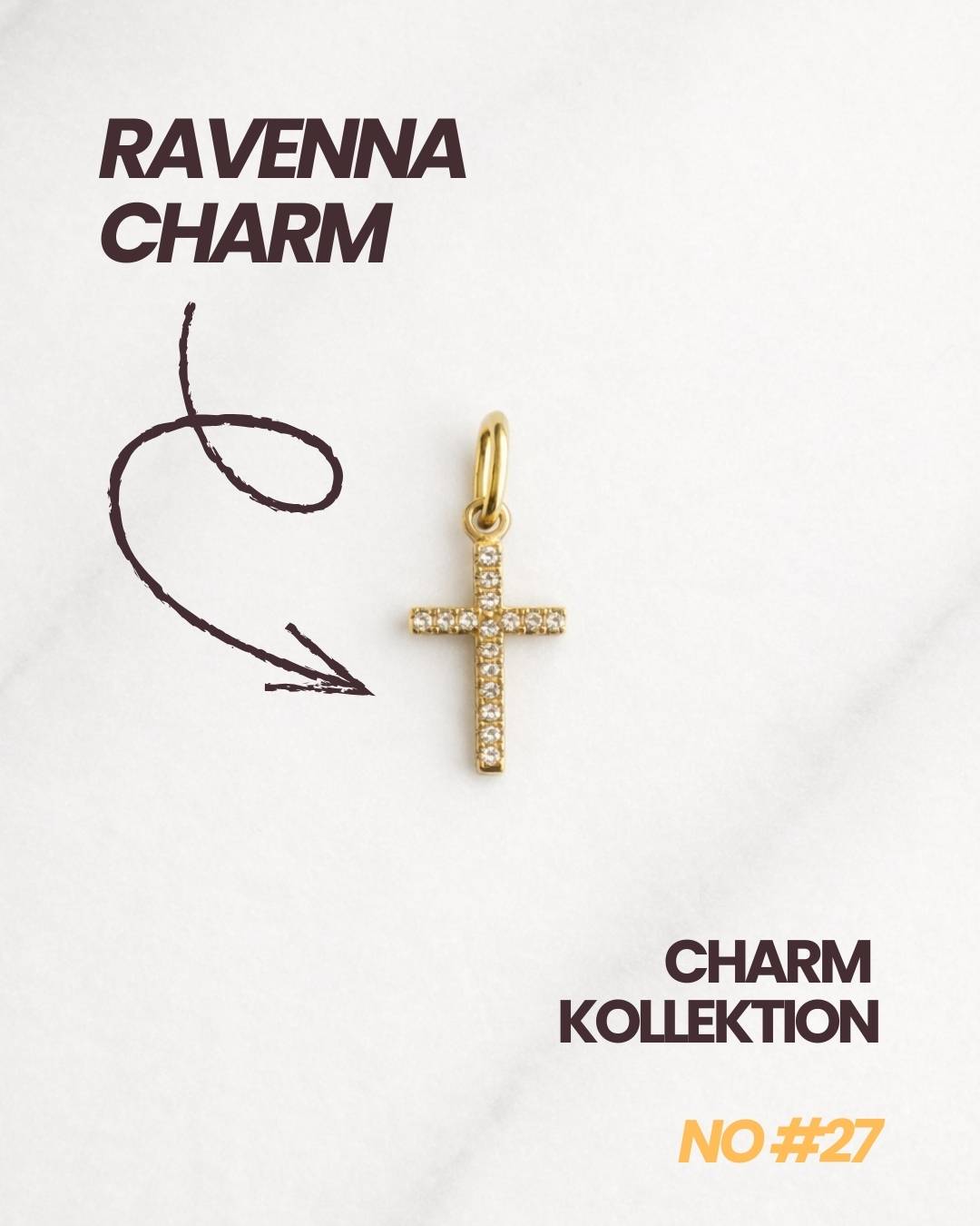 Ravenna CHARM Kreuzanhänger in Gold mit Schriftzug auf hellem Hintergrund.