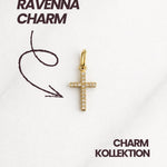 Ravenna CHARM Kreuzanhänger in Gold mit Schriftzug auf hellem Hintergrund.