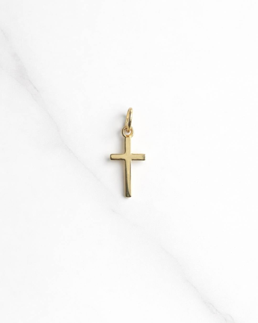 Rome Charm Kreuz in Gold auf hellem Hintergrund – minimalistischer Damen Charm, 18K vergoldet
.