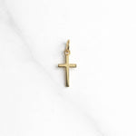 Rome Charm Kreuz in Gold auf hellem Hintergrund – minimalistischer Damen Charm, 18K vergoldet
.